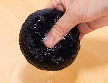 Charger l'image dans la galerie, Éponge pour visage Konjac bio japonaise au charbon actif Binchotan